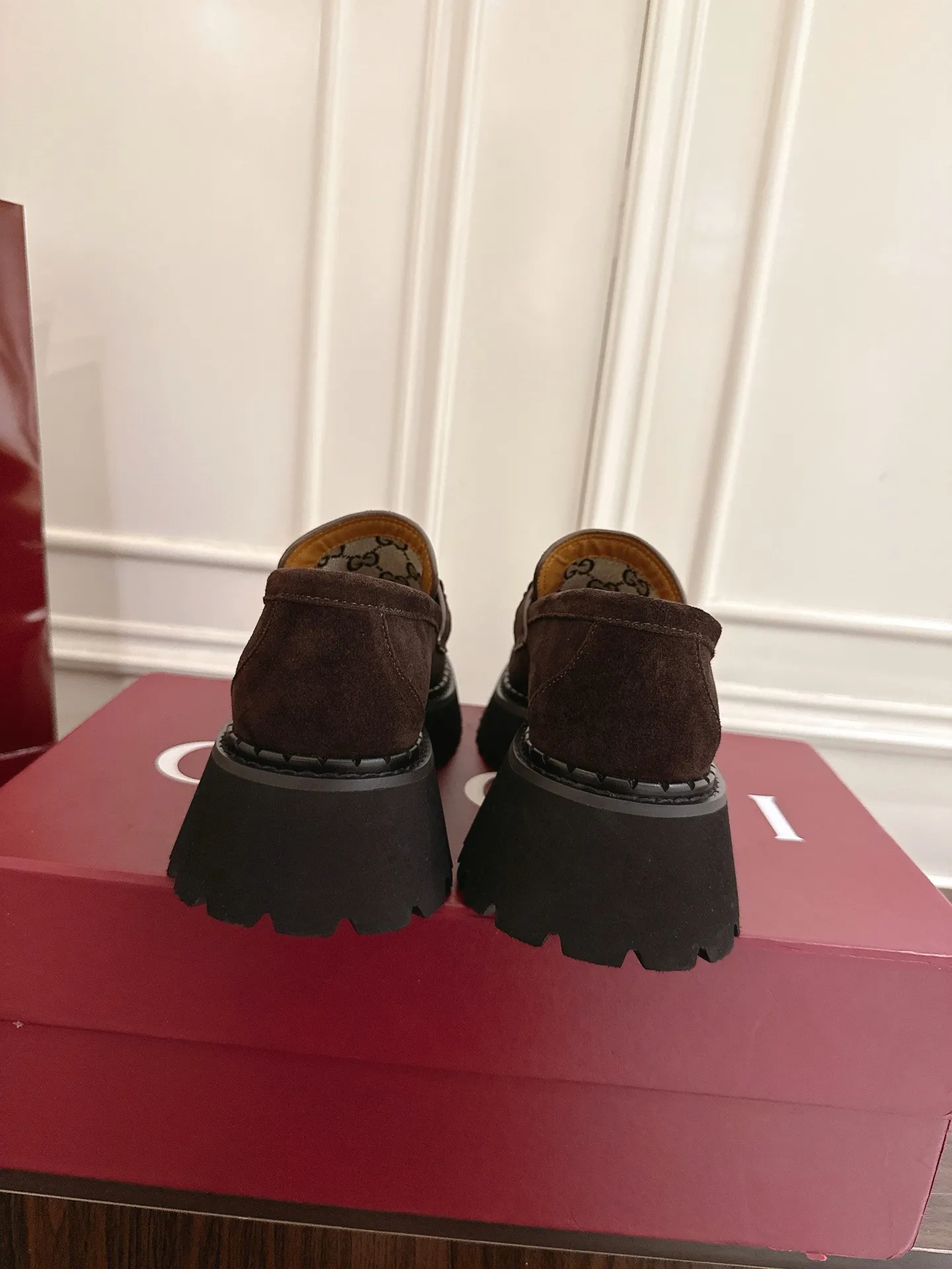 👟👟Ex-factory price 540👟👟 Gucci loafers with horsebit groove soles. As a tribute to the brand's equestrian origins, the horsebit has gone through years of baptism, integrating the rich historical heritage and modern fashion into one. Cowhide surface, sole thickness 5cm, size: 35-42# 39-46#